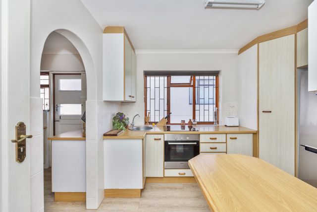 To Let 6 Bedroom Property for Rent in Fish Hoek Western Cape